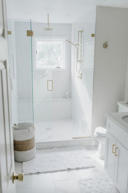 How to make a bathroom look bigger (with tiles)